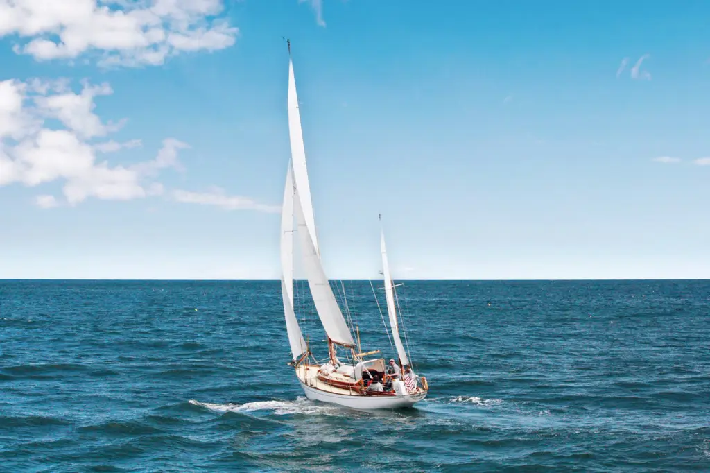 Velero navegando con el mar en calma